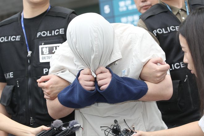女子驾车等红灯时让亲戚9岁孩子下车取餐,开车门时与电动车碰撞致人死亡,女子获刑10个月缓刑1年;检察官:司机是车辆安全第一责任人