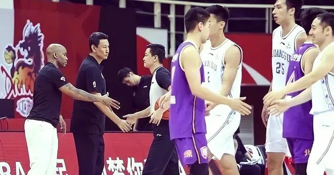 多打1人遭绝平!曼联1