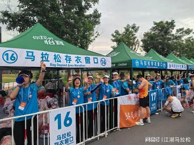 黎姿大变样！剪短卷发穿条纹西装，褪去港星滤镜，活成豪门女总裁
