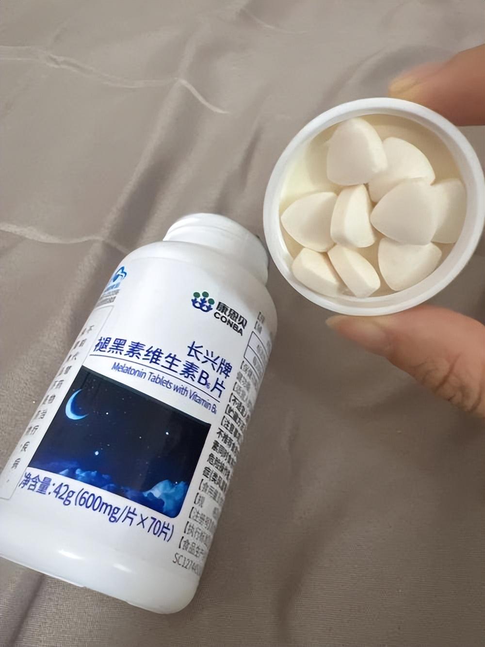 75岁王石在深圳海滩跑步锻炼被偶遇!网友:他光着膀子,身材看起来好瘦,肌肉少得可怜,只剩皮包骨了