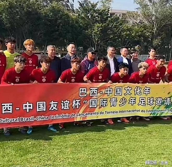 曼联锁定莱斯特城18岁天才,拉爵的“青训哲学”又在发威?曼联最近又盯上莱斯特城了——这次是一个刚满18岁的中场