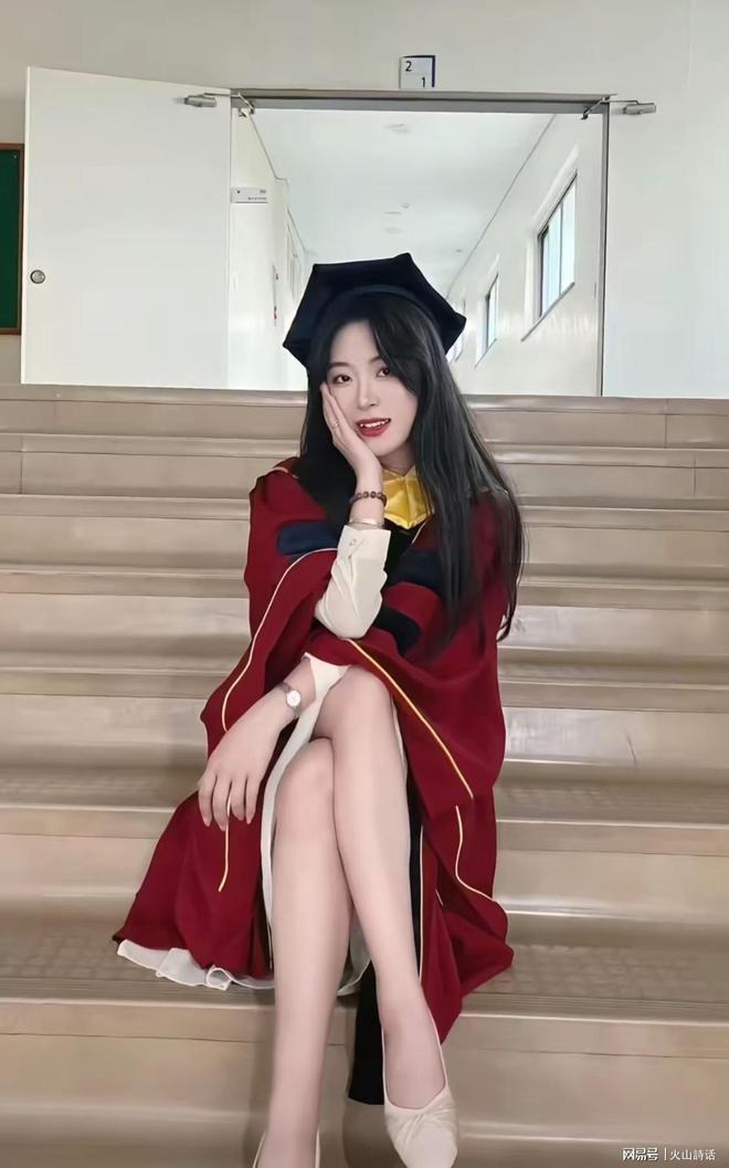 44岁女主播吐槽聚拢胸罩回潮:穿它上班节目得改午夜场