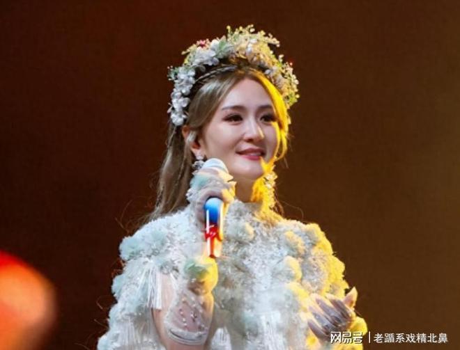 “土且不得体!”女中学生坚持内衣外穿,母亲做法让人无语!